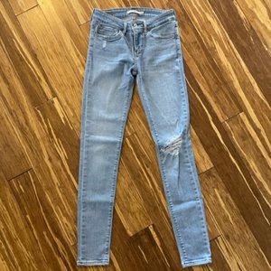 711 Levi Skinny size 24
